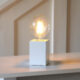 Stolní lampa LYS bílá, Star Trading - Dřevěná stolní lampa v kombinaci s nejmódnějšími a nejefektivnějšími LED žárovkami typu Edison na trhu zaručuje moderní a originální design v každém interiéru. Krásný skandinávský styl a minimalismus. Jedná se o svítidlo určené pro LED žárovky s úžasným světelným efektem, tvarem a barvou.