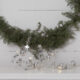 Světelný řetěz X-mas stříbrný - Vánoční dekorace v podobě řetízku s hvězdami, baňkami a drobnými LED diodami. Ideální  k ozdobení stolu, zrcadla, okna, parapetu, police nebo na vánoční stromeček. Napájení z baterie. Vestavěný časovač.