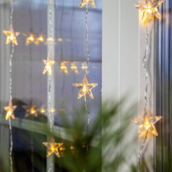 LED závěs s hvězdami Star Trading - Velmi elegantn zvs s hvzdikami LED STARS pro vnitn pouit.  Svt teplou svtlou barvou, m prhledn kabel a napj se ze st. Ideln pro navozen svten nlady za dlouhch zimnch veer.