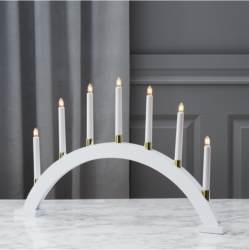 Bílý svícen Gillian - Elegantní dřevěný svícen je se 7 žárovkami vytvoří doslova kouzelnou atmosféru. Dřevěný svícen je vhodný jak do interiéru ve venkovském stylu, tak se  bude vyjímat i v moderních bytech inspirovaných Skandinávií.