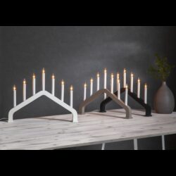 Dřevěný svícen House - Elegantní dřevěný svícen je se 7 žárovkami vytvoří doslova kouzelnou atmosféru. Dřevěný svícen je vhodný jak do interiéru ve venkovském stylu, tak se  bude vyjímat i v moderních bytech inspirovaných Skandinávií.