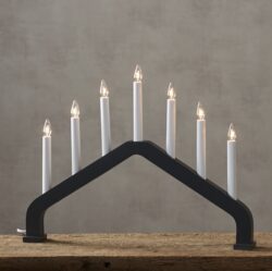 Černý dřevěný svícen House - Elegantní dřevěný svícen je se 7 žárovkami vytvoří doslova kouzelnou atmosféru. Dřevěný svícen je vhodný jak do interiéru ve venkovském stylu, tak se  bude vyjímat i v moderních bytech inspirovaných Skandinávií.