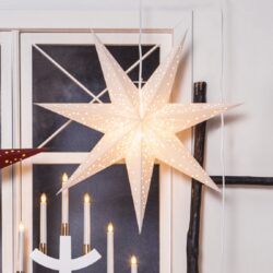 Bílá závěsná hvězda Galaxie 60 cm, Star Trading - Závěsné hvězdy s LED osvětlením jsou spojeny především s Vánoci, ale při vhodném umístění v interiéru mohou být i celoroční ozdobou. Tyto velké závěsné hvězdy podobné origami mohou představovat klasický, minimalistický nebo rustikální styl. Hvězda o průměru 60 cm z kolekce GALAXY v bílé barvě.

Světelná hvězda, vyrobená z velmi kvalitního pevného papíru, s vyztuženými okraji, vynikne v jakékoliv výzdobě. Lze snadno a bezpečně nainstalovat v okně nebo na jiném místě,  nevyžaduje další uchycení.