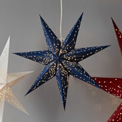 Modrá závěsná hvězda Galaxie 60 cm, Star Trading - Závěsné hvězdy s LED osvětlením jsou spojeny především s Vánoci, ale při vhodném umístění v interiéru mohou být i celoroční ozdobou. Tyto velké závěsné hvězdy podobné origami mohou představovat klasický, minimalistický nebo rustikální styl. 
STARS o průměru 60 cm z kolekce GALAXY v modré barvě.

Světelná hvězda, vyrobená z velmi kvalitního pevného papíru, s vyztuženými okraji, vynikne v jakékoliv výzdobě. Lze snadno a bezpečně nainstalovat v okně nebo na jiném místě,  nevyžaduje další uchycení.