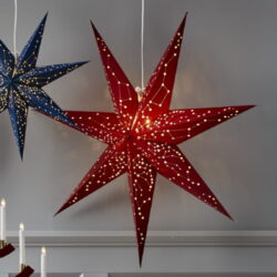 Červená závěsná hvězda Galaxie 60 cm, Star Trading - Závěsné hvězdy s LED osvětlením jsou spojeny především s Vánoci, ale při vhodném umístění v interiéru mohou být i celoroční ozdobou. Tyto velké závěsné hvězdy podobné origami mohou představovat klasický, minimalistický nebo rustikální styl. 
STARS o průměru 60 cm z kolekce GALAXY v červené barvě.

Světelná hvězda, vyrobená z velmi kvalitního pevného papíru s vyztuženými okraji, vynikne v jakékoliv výzdobě. Lze snadno a bezpečně nainstalovat v okně nebo na jiném místě,  nevyžaduje další uchycení.