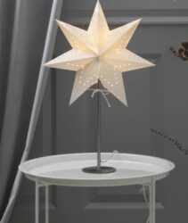 Stolní lampa STAR Bobo, Star Trading - Moderní stolní lampa se stínítkem ve tvaru hvězdy, která vhodná do interiéru na výzdobu během Vánoc nebo na každý den. Lampa má stabilní podstavec, který lze umístit například na okenní parapet, podlahu nebo komodu. 

Balení neobsahuje LED žárovky.