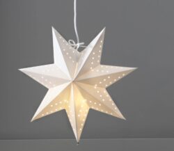 Papírová hvězda Bobo, Star Trading - Závěsná hvězda s LED žárovkou najde využití především o Vánocích, ale při vhodném umístění může být i celoroční ozdobou interiéru. Je vyrobená z velmi kvalitního pevného papíru s vyztuženými okraji.

Závěsné hvězdy podobné origami doplní klasický, minimalistický, skandinávský nebo i rustikální styl. Lze snadno a bezpečně nainstalovat v okně nebo na jiném místě, nevyžaduje další uchycení.

Balení neobsahuje LED žárovky.