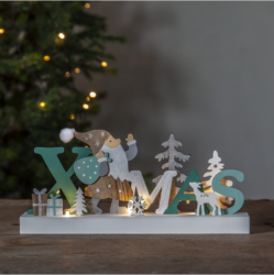 Vánoční svícen Reinbek Santa, Star Trading - Svícen s laserem vyřezávanými detaily. Vánoční motivy pro vnitřní použití. Svícen má 3 led žárovky a mnoho pěkných detailů. Umístěte do okna nebo na komodu pro příjemnou vánoční atmosféru.