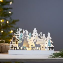 Vánoční svícen Reinbek hájenka, Star Trading - Krsn dekorativn svcen pro vnitn pouit. Vyzauje pjemn svltlo a vytv tulnou atmosfru v domcnosti.

Svcen s LED podsvcenm vyroben z pekliky, na baterie