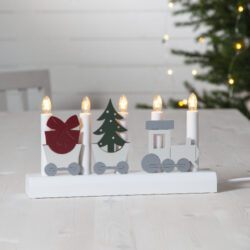 Dekorace svícen Julia vláček, Star Trading - Bílý dřevěný svícen s 5 světelnými zdroji. Svícen je pěkně zdobený vánoční vláčkou. Lokomotiva se dvěma vagóny. Pěkně prosvětlí pokoj a navodí útulnou vánoční atmosféru se svíčkami. Oblíbená dekorace zejména u dětí.