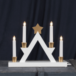 Svícen Julle bílý - Sváteční dřevěný svícen se 4 žárovičkami. Elegantní skandinávský styl, který vytvoří doslova kouzelnou atmosféru. Svícen se bude vyjímat na parapetu, komodě v dětském pokoji nebo i na stole. Svícny jsou spojeny především s Vánocemi, ale při vhodném použití v interiéru mohou být i celoročním doplňkem v interiéru.