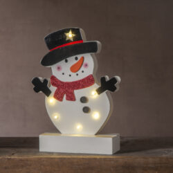 Dekorace Freddy sněhulák, Star Trading - Vánoční dekorace s LED podsvícením. Dekorace z překližky ve tvaru sněhuláka. Vyzařuje teplé bílé světlo. Napájení z baterie s funkcí časovače.