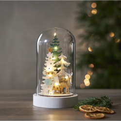 Vánoční dekorace Reinbek - Pěkná a působivá dekorativní scéna ve skleněné kopuli s motivem lesních zvířat v zimní scenérii. Scéna je vyrobena z laserem řezané překližky. Celé je to osvětleno teplou LED diodou. Bateriové napájení s funkcí časovače