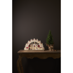 Vánoční dekorace Rosenheim II, Star Trading - Detailně laserem vyřezaný svícen ze dřeva, precizně propracovaná krajina s malými domky umístěnými jako malá vesnice. Svítí se v malých domech a oblouku s krásně řezanými smrky, které nádherně rámují celou krajinu. Pěkným detailem je vymodelovaný Santa a sněhulák. 

Svícen je převážně nelakovaný s detaily v červené, zelené a šedé barvě. 

Umístěte svícen do okna nebo na komodu, abyste získali dokonalý vánoční pocit.