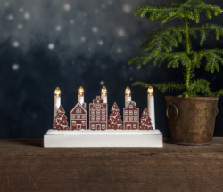 Vánoční dekorace Youletide perník - Malý adventní svícen, na baterie, s laserem vyřezávaným motivem v přední části svíčky ve tvaru perníkové chaloupky a jedle. Ozdobte adventně a vánočně, postavte svícen do okna nebo na poličku, abyste získali dokonalý vánoční pocit.