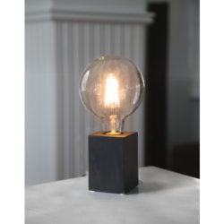 Stolní lampa LYS černá, Star Trading - Dřevěná stolní lampa v kombinaci s nejmódnějšími a nejefektivnějšími LED žárovkami typu Edison na trhu zaručuje moderní a originální design v každém interiéru. Krásný skandinávský styl a minimalismus. Jedná se o svítidlo určené pro LED žárovky s úžasným světelným efektem, tvarem a barvou.
