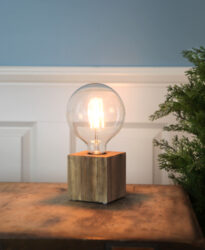 Stolní lampa KUB, Star Trading - Dekorativní dřevěná lampa s paticí E27. Velmi pěkně vypadá se žárovkami VINTAGE.
