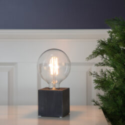 Stolní lampa KUB černá, Star Trading - Dekorativní dřevěná lampa s paticí E27. Velmi pěkně vypadá se žárovkami VINTAGE.

