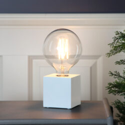 Stolní lampa KUB bílá, Star Trading - Dekorativní dřevěná lampa s paticí E27. Velmi pěkně vypadá se žárovkami VINTAGE.

