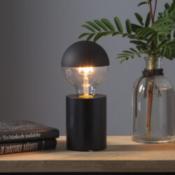 Stolní lampa TUB 10 cm černá, Star Trading - Skandinávský styl a minimalismus. Stolní lampa v kombinaci s moderními LED žárovkami, typ Edison, zaručuje moderní a originální design v každém interiéru. Jedná se o svítidlo určené pro LED žárovky s úžasným světelným efektem, tvarem a barvou.
