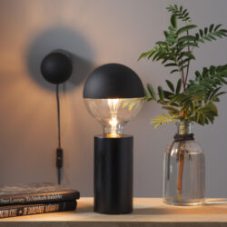 Stolní lampa TUB 15 cm černá, Star Trading - Skandinávský styl a minimalismus. Stolní lampa v kombinaci s moderními LED žárovkami, typ Edison, zaručuje moderní a originální design v každém interiéru. Jedná se o svítidlo určené pro LED žárovky s úžasným světelným efektem, tvarem a barvou.

