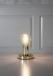 Stolní lampa GLANS 8,5 cm barva mosaz, Star Trading - Stolní lampa v kombinaci s nejmódnějšími na trhu, efektními LED žárovkami typu Edison, zaručuje moderní a originální design v každém interiéru. Skandinávský styl a minimalismus. Jedná se o svítidlo určené pro LED žárovky s úžasným světelným efektem, tvarem a barvou.

pa href=https://www.distripark.cz/qx1441/e27img src=https://www.distriparkb2b.cz/www/prilohy/zarovky3.png alt=koupit zde width=150 height=54 //a/p