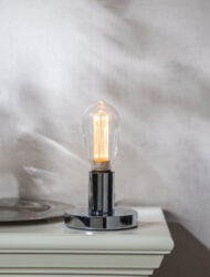 Stolní lampa GLANS 8,5 cm barva chrom, Star Trading - Stolní lampa v kombinaci s nejmódnějšími na trhu, efektními LED žárovkami typu Edison, zaručuje moderní a originální design v každém interiéru. Skandinávský styl a minimalismus. Jedná se o svítidlo určené pro LED žárovky s úžasným světelným efektem, tvarem a barvou.


