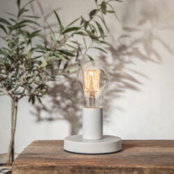 Stolní lampa GLANS 8,5 cm barva bílá, Star Trading - Stolní lampa v kombinaci s nejmódnějšími na trhu, efektními LED žárovkami typu Edison, zaručuje moderní a originální design v každém interiéru. Skandinávský styl a minimalismus. Jedná se o svítidlo určené pro LED žárovky s úžasným světelným efektem, tvarem a barvou.