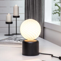 Stolní lampa GLANS 10 cm barva černá, Star Trading - Stolní lampa v kombinaci s nejmódnějšími na trhu LED žárovkami typu Edison zaručí moderní a originální design v každém interiéru. Skandinávský styl a minimalismus. Jedná se o svítidlo určené pro moderní tvary LED žárovek, které vytvoří krásný světelný efekt.