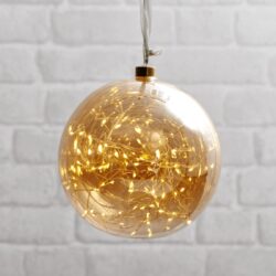 Koule Glow zlatá 20 cm x 21 cm - Skleněná vánoční koule k zavěšení s LED podsvícením. Vánoční koule napájená zdrojem s 3metrovým kabelem. Uvnitř tenký drát DEW DROP s mikroLED, které dodávají neuvěřitelně teplou barvu a jemné, romantické světlo. Baňky jsou spojeny především s Vánocemi, ale při správném použití v interiéru mohou být i celoroční ozdobou.