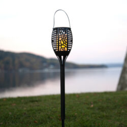 Solární lampa Flame 3 v 1, Star Trading - Solární pochodeň s plamenem ohně. Svítilnu lze použít 3 různými způsoby: zavěšením cca 20 cm, postavení na stůl cca 12 cm nebo jako osvětlení chodníku s výškou 42 cm.