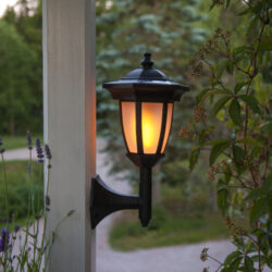 Solární lampa Flame 4 v 1 černá, Star Trading - Solární žárovka LED Flame s efektem plamene ohně. Lampa může být použita mnoha různými způsoby: jako nástěnná lampa, stolní lampa nebo jako lucerna. Včetně všech montážních součástí.

Lampa postavená na stůl má 35 cm, stojací lampa má výšku 63 cm, lampa zapichovací má výšku 49 cm. 
