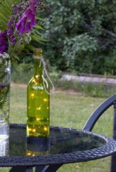 Solární dekorace láhev zelená, Star Trading - Zahradní dekorace v podobě skleněné láhve s řetízkem DEW DROP k zavěšení nebo umístění, poháněná solárním panelem. Světlo: TEPLÁ BÍLÁ.