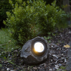 Solární dekorace Rocky, Star Trading - LED zahradní dekorace ve tvaru kamene napájená solárním panelem. Světelný tok: 18 lm. Nastavitelný sklon lampy.