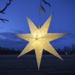 Závěsná hvězda Alice bílá, Star Trading - Hvězdná lampa ve tvaru hvězdy vyrobena z plastu. Průměr hvězdy 60 cm. Závěs vybaven LED diodami s napájecím boxem napájeným 3 bateriemi AAA. Vestavěný ČASOVAČ. Přizpůsobeno  vnějším podmínkám: IP44.