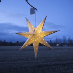 Závěsná hvězda Alice stříbrná, Star Trading - Hvězdná lampa ve tvaru hvězdy vyrobena z plastu. Průměr hvězdy 60 cm. Závěs vybaven LED diodami s napájecím boxem napájeným 3 bateriemi AAA. Vestavěný ČASOVAČ. Přizpůsobeno  vnějším podmínkám: IP44.