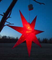 Závěsná hvězda Alice červená, Star Trading - Hvězdná lampa ve tvaru hvězdy vyrobena z plastu. Průměr hvězdy 60 cm. Závěs vybaven LED diodami s napájecím boxem napájeným 3 bateriemi AAA. Vestavěný ČASOVAČ. Přizpůsobeno  vnějším podmínkám: IP44.