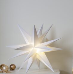 Hvězda Alice 3D 57 cm, Star Trading - Velká závěsná hvězda na baterie s LED osvětlením a časovačem pro venkovní i vnitřní použití. Závěsná hvězda s LED osvětlením je spojená především s Vánocemi, ale při správném použití v interiéru může být i celoroční ozdobou. Ideální pro skandinávský interiér s minimalistickými prvky.