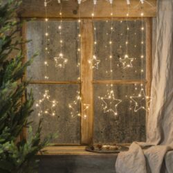 Světelný závěs Dew Drop Stars, Star Trading - LED závěs DEW DROP pro vánoční dekoraci v interiéru. Tenké drátky DEW DROP jsou téměř neviditelné a mikro LED diody nádherně svítí na zácloně nebo před oknem. Krásné svítící hvězdy vytvoří krásnou a útulnou atmosféru. 

Balení obsahuje háčky, se kterými jednoduše pověsíte světelný závěs na záclonu nebo kamkoliv jinam. Délky závěsu je 120 cm, výška je 80 cm.