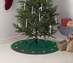 Podložka pod stromeček s osvětlením zelená, průměr 100 cm, Star Trading - Krásně zelená podložka pod vánoční stromeček. Podložka obsahuje 12 LED svítících hvězd. Je široká a odolná, díky čemuž ochrání podlahu před poškrábáním od stojanu stromečku. Led hvězdičky jsou napájeny ze zásuvky na 230 V.