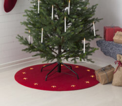 Podložka pod stromeček s osvětlením červená, průměr 100 cm, Star Trading - Krásně červená podložka pod vánoční stromeček. Podložka obsahuje 12 LED svítících hvězd. Je široká a odolná, díky čemuž ochrání podlahu před poškrábáním od stojanu stromečku. Led hvězdičky jsou napájeny ze zásuvky na 230 V.