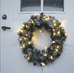 Věnec Edmonton s osvětlením, venkovní, průměr 50 cm, Star Trading - Hustý vánoční věnec o průměru 50 cm s LED osvětlením. Pěkná teplá světlá barva. Napájení ze sítě: 500 cm napájecího kabelu. Dekorace přizpůsobená vnějším podmínkám: IP44.