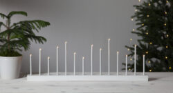 Svícen Echo bílý - Elegantní svícen, který může být používány jak celoročně, nebo jen přes sváteční období. Svícen se bude perfektně hodit ke klasickému interiéru nebo pro milovníky minimalismu a skandinávského stylu. Svícen může zdobit parapet, komodu nebo i vánoční stůl. Krásný a moderní svícen s paticí E5, ke kterému můžete pořídit velmi pěkné žárovky s odpovídající barvou světla a výkonem.