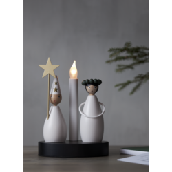 Vánoční dekorace Mikuláš - Elegantní dřevěný vánoční svícen přinese do vašeho domova nezapomenutelný vzhled a atmosféru plnou radosti. Naše elegantní a efektní svítilny jsou dokonalým doplňkem pro váš sváteční interiér.

Naše nabídka zahrnuje také malou dřevěnou vánoční svítilnu s vyměnitelnými žárovkami typu E10. Síťové napájení 230 V a praktický vypínač na kabelu zajistí pohodlné a bezstarostné použití. Připravte se na sváteční náladu a přidejte do svého domova špetku vánoční radost s naším svícnem.