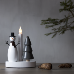 Vánoční dekorace Sněhulák - Krásná vánoční dekorace v podobě soustruženého sněhuláka a jedle s 1 svíčkou. Malý adventní svícen vyrobený ze dřeva. Led žárovka v ceně. Umístěte jej do okna nebo na příborník. Krásný adventní svícen na vánoční ozdobu.