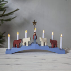 Svícen Staffans Falar barevná, Star Trading - Sváteční dřevěný svícen s tvary postaviček a vánočním motivem. Elegantní skandinávský styl, který vytvoří doslova kouzelnou atmosféru. Svícen se bude vyjímat na parapetu, komodě v dětském pokoji nebo i na stole. Velmi oblíbený doplněk do dětských pokojíčků.