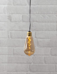 Světelná dekorace Glow zlatá - Dekorativní LED lampa napájená bateriemi. Dekorace napodobuje nejmódnější vzor žárovek ST64 Vintage. Uvnitř stínítka je LED řetěz DEW DROP.
