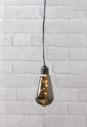 Světelná dekorace Glow kouřová, Star Trading - Dekorativn LED lampa napjen bateriemi. Dekorace napodobuje nejmdnj vzor rovek ST64 Vintage. Uvnit stntka je LED etz DEW DROP.
