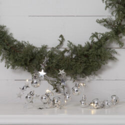 Světelný řetěz X-mas stříbrný, Star Trading - Vánoční dekorace v podobě řetízku s hvězdami, baňkami a drobnými LED diodami. Ideální  k ozdobení stolu, zrcadla, okna, parapetu, police nebo na vánoční stromeček. Napájení z baterie. Vestavěný časovač.