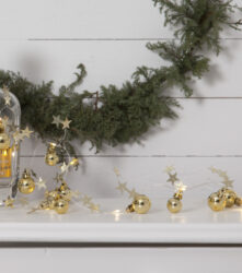 Světelný řetěz X-mas zlatý, Star Trading - Vánoční dekorace v podobě řetízku s hvězdami, baňkami a drobnými LED diodami. Ideální  k ozdobení stolu, zrcadla, okna, parapetu, police nebo na vánoční stromeček. Napájení z baterie. Vestavěný časovač.